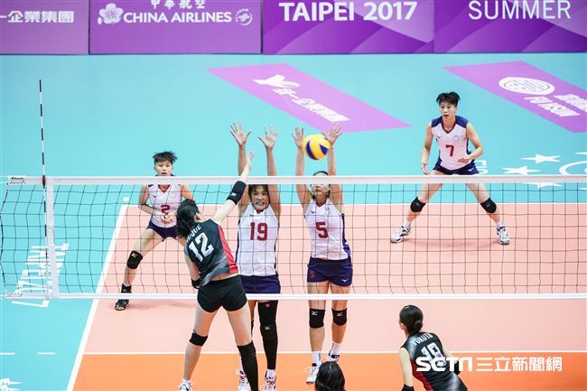 世大運女子排球中華隊與日本爭奪冠軍賽門票。　（圖／記者林敬旻攝）