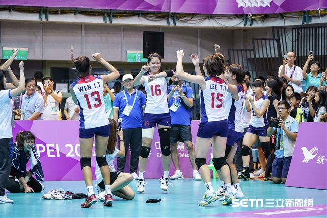 世大運女子排球中華隊與日本爭奪冠軍賽門票。　（圖／記者林敬旻攝）