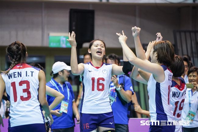 世大運女子排球中華隊與日本爭奪冠軍賽門票。　（圖／記者林敬旻攝）