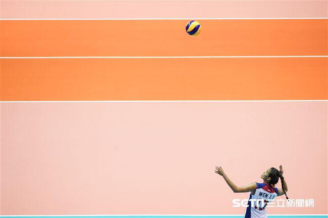 世大運女子排球中華隊與日本爭奪冠軍賽門票。　（圖／記者林敬旻攝）
