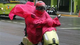 台北高溫　午後陣雨（1）北台灣持續高溫，中央氣象局表示，受熱帶大陸氣團影響，16日大台北有機會出現攝氏37度以上高溫，下午局部地區出現陣雨，機車騎士穿上雨衣遮雨。中央社記者郭日曉攝　106年8月16日