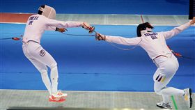 世大運男子銳劍　丁泓剴晉級16強（3）2017世大運擊劍賽事21日在南港展覽館舉行，中華隊選手丁泓剴（左）在男子銳劍比賽中，以15比14的成績擊敗德國隊選手Schmidt Richard（右），晉級16強。中央社記者吳翊寧攝　106年8月21日