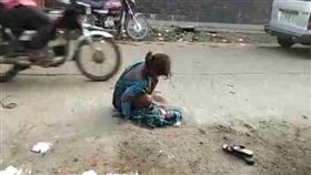 ▲少女被迫在路邊生下寶寶。（圖／翻攝自Prabhat Khabar）