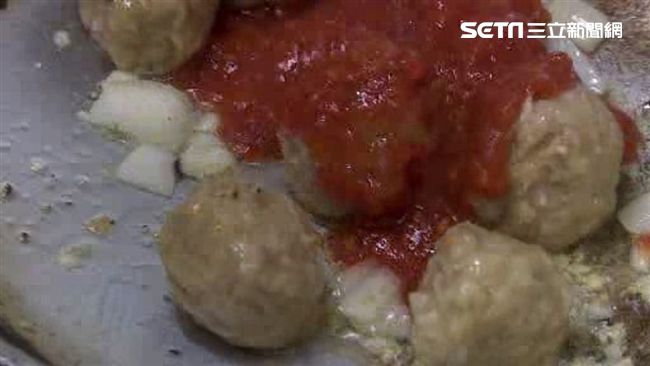 男直播買肉丸　下一秒遭後車高速撞飛