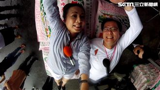 小花又有新招！露白晰大腿躺白米宣傳