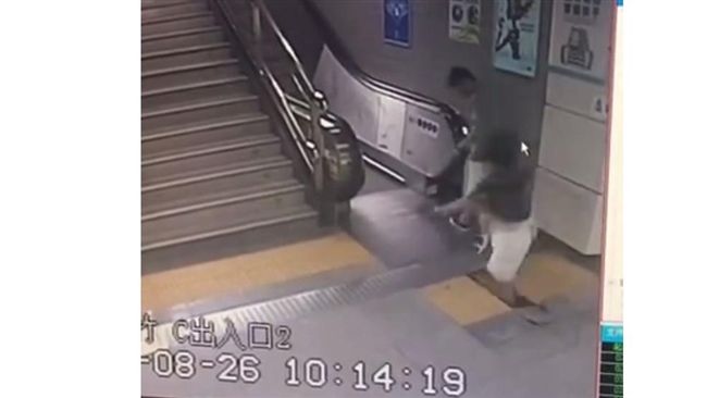 死亡陷阱？！女乘客出站前遭「吞噬」