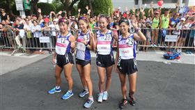 世大運女子半馬　中華女團開心合影台北世大運27日在仁愛路進行女子半程馬拉松競賽，中華隊選手陳宇璿（左起）、張芷瑄、游雅君、曹純玉賽後合影。中央社記者徐肇昌攝　106年8月27日