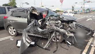 撞拖板車車頭全毀　駕駛命大僅輕傷