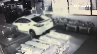 吸毒男開車闖印刷廠　還丟汽油彈縱火