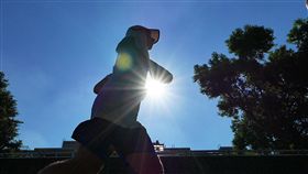 大台北高溫恐又破37度氣象局氣象報告表示，15日在太平洋高壓影響下，各地晴朗炎熱，高溫在攝氏33到35度左右，尤其大台北地區高溫更可能到37度以上，中午前後紫外線指數偏高，長時間在戶外活動請務必做好防曬措施，多補充水分以防中暑。中央社記者孫仲達攝  106年8月15日