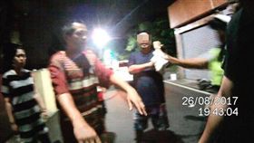 杜男左手臂受傷、黃嫌(圖左)持刀行兇被制伏。翻攝照片