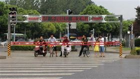 大陸武漢,馬路,十字路口,紅燈自動拉繩系統（圖／翻攝自《中新網》）