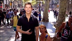 帥哥記者隆曼（James Longman）
https://www.facebook.com/JamesLongmanABC/photos/a.1707232199506937.1073741828.1702618489968308/1946805805549574/?type=3&theater