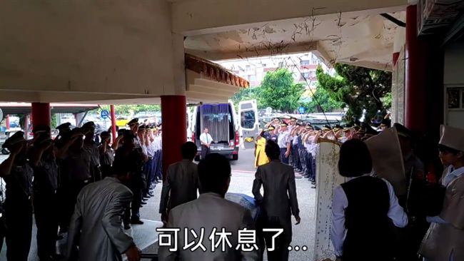 暖警小隊長猝逝　台南警列隊敬禮送別