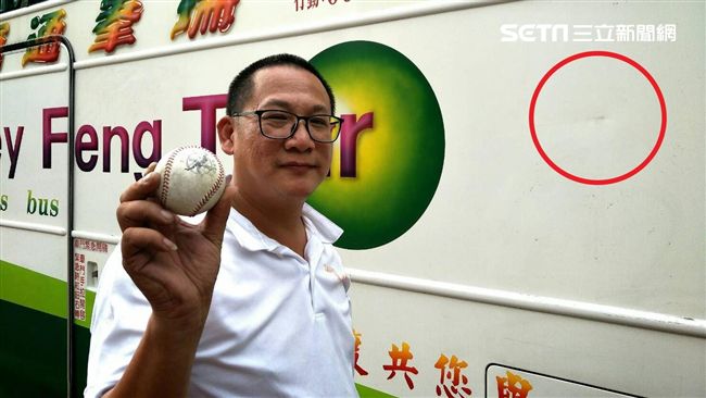 就這麼巧　界外球打中世大運接駁車