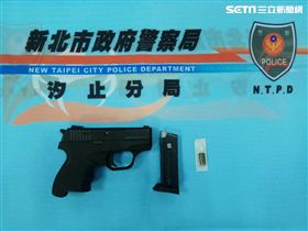 警方起出犯案用的手槍。（圖／翻攝畫面）