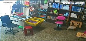 林男掏出折疊刀要脅店員交出身上的金項鍊。（圖／翻攝畫面）