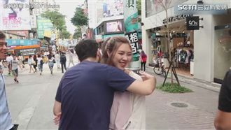 老外街頭討抱抱　考驗台灣人情味