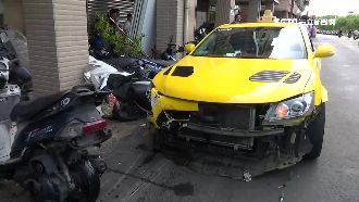 漏夜開車睡著　運將撞倒騎樓整排機車