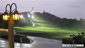 ▲台北世大運高球場下雨到天黑無法比賽。（圖／記者蕭保祥攝）