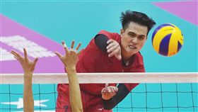 世大運中華男排激戰日本（1）台北世大運男子排球賽事24日晚間在台大體育館舉行，由中華隊（紅衣）對戰日本隊，雙方激戰，勢均力敵，全場觀眾奮力為中華隊加油。中央社記者吳翊寧攝　106年8月24日