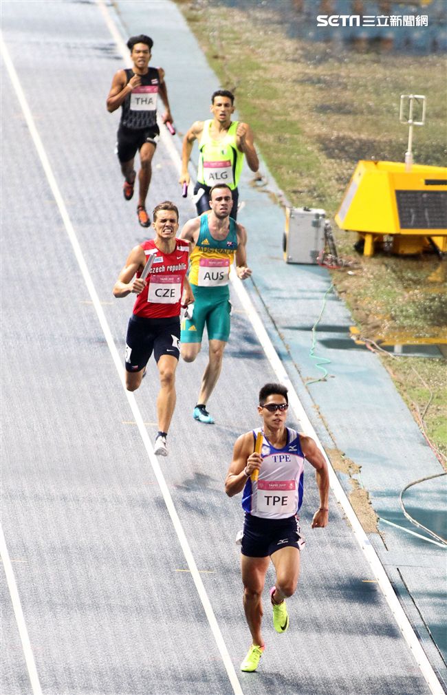 楊俊瀚加持　世大運四百接力台獲銅牌（記者邱榮吉攝影）