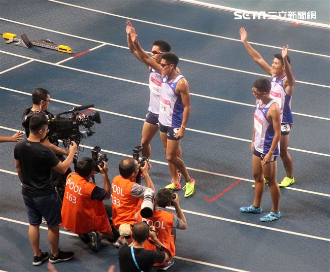 楊俊瀚加持　世大運四百接力台獲銅牌（記者邱榮吉攝影）
