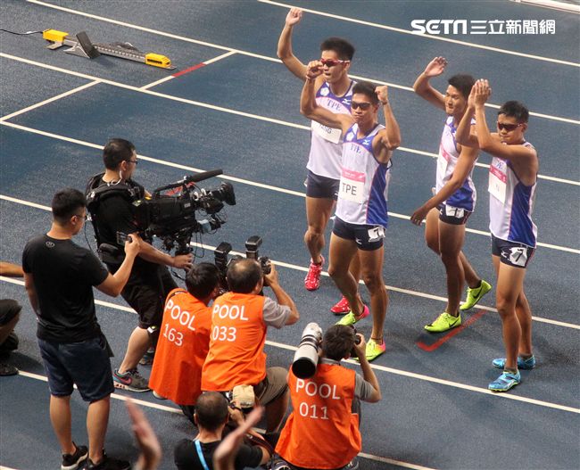 楊俊瀚加持　世大運四百接力台獲銅牌（記者邱榮吉攝影）