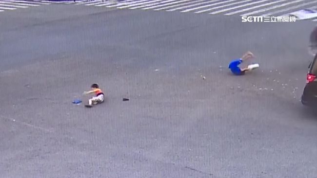 休旅車相撞　後車廂甩出2名小男童