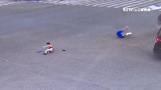 休旅車相撞　後車廂甩出2名小男童