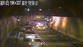國道6號19.4公里隧道內　小巴士火燒車道路封閉（圖／高公局）