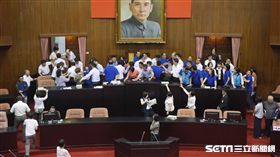 立法院臨時會爆發朝野推擠街突。（記者盧素梅攝）