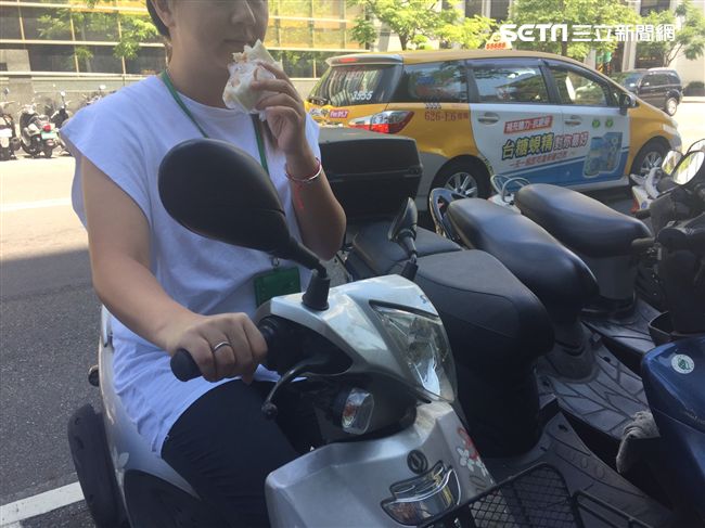 這午餐好貴⋯邊騎邊吃要罰1萬2千