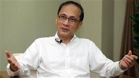 林全：我跟任何人都說真話　包括蔡總統行政院長林全（圖）日前接受中央通訊社專訪，談及和總統蔡英文的相處時笑說：「我跟任何人都講真話，包括蔡總統。」很多事他會以朋友身分勸蔡總統，如前瞻特別預算案從原本8年改成一期4年，就是一例。中央社記者鄭傑文攝　106年8月22日