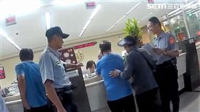 石姓老夫婦接獲詐騙集團來電，聲稱獨子欠近3萬元手機費，倘若不繳款將送強制執行，老夫婦以為兒子打0204電話解悶，趕緊至銀行解定存，警員向電信公司查證後，才順利化解這場騙局。（翻攝畫面）