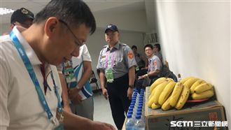 沒吃早餐跑行程！柯手握員警眼看香蕉