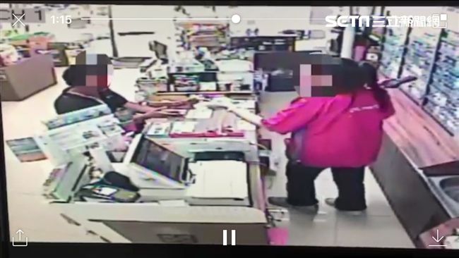 史上最掉漆搶匪！遭女店員秒奪槍！