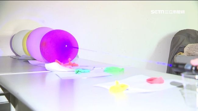 雷射筆威力超強　一秒就爆破氣球