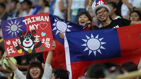 世大運田徑賽　觀眾歡呼連連世大運田徑場26日佳績不斷，中華隊好手鄭兆村在男子標槍一舉打破亞洲紀錄摘金，黃士峰銅牌，陳傑在男子400公尺跨欄奪銀，讓全場觀眾歡呼聲連連。中央社記者張新偉攝　106年8月26日