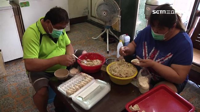 李男與妻子趕工包水餃出貨，結果1萬多貨款沒收到，只能轉念當作做善事