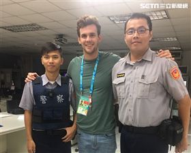 哈欽斯與員警開心合影留念。（圖／翻攝畫面）