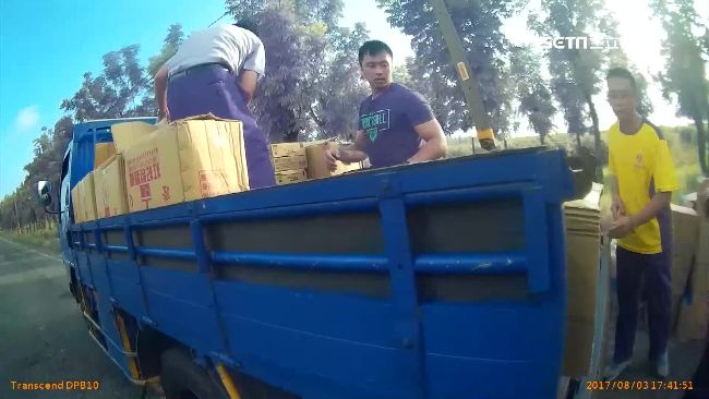 賑災物資車翻覆　暖警助老師運送上山