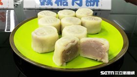 三軍總醫院松山分院營養師郭哲譯說，減糖月餅將以紅豆、抹茶粉為內餡，並以糯米加上水或牛奶，製作冰皮，一顆重量約40克，熱量約80至100大卡，較一般市售月餅為低。（圖／記者楊晴雯攝）