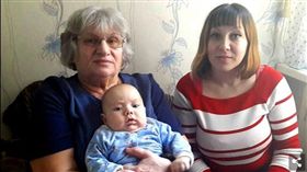 醫院抱錯娃　母女分離30年終於重逢／翻攝每日郵報
https://goo.gl/HVvXaJ
https://goo.gl/CLyB1i