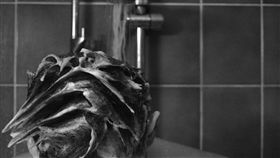 洗澡　浴室
https://www.flickr.com/photos/silkeremmery/15952923171/in/photolist-qiGUgv-5BJ12t-4DfXuB-5hKCDb-7DderH-eL2gxp-4QZFiZ-5UE4VL-4xPDJp-eL2fVD-abaJno-86upuG-eLdF6q-eLdESm-2hUtng-67hWLg-dJyfUP-pL9bT-6