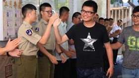 遭砍憲兵出院　官兵列隊擊掌歡迎歸隊,憲兵,周書鋐／軍聞社提供