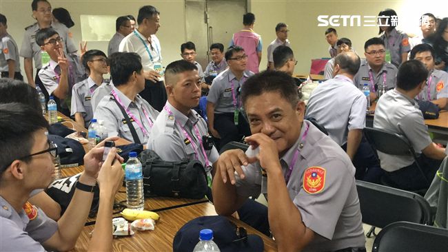 慰勞遇熊貓眼警察　柯說了這句話