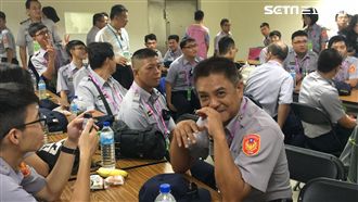 慰勞遇熊貓眼警察　柯說了這句話