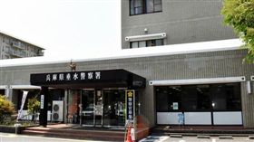警官街上脫褲露GG　遭下屬當場逮捕／翻攝神戶新聞