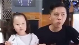 女兒,爸爸,父親,牛排,拋媚眼,爆廢公社　圖／翻攝自爆廢公社